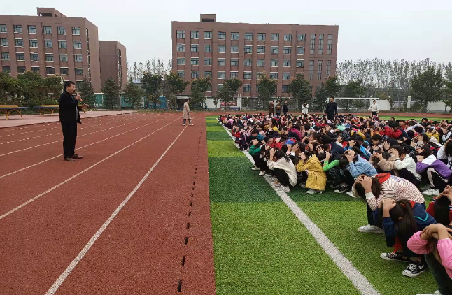项城市莲溪小学开展校园防震减灾紧急疏散演练活动