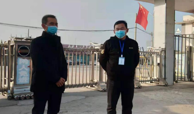 项城市蓝天救援队到南顿镇行知学校进行校园全方位消毒工作