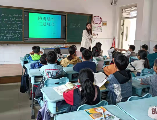 项城市莲溪小学开展校园防震减灾紧急疏散演练活动