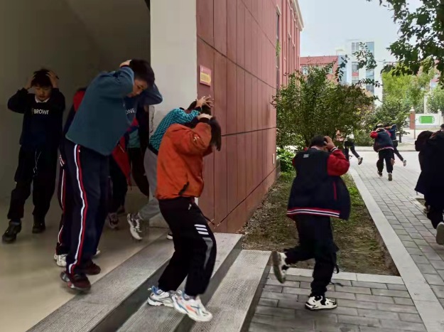 项城市莲溪小学开展校园防震减灾紧急疏散演练活动
