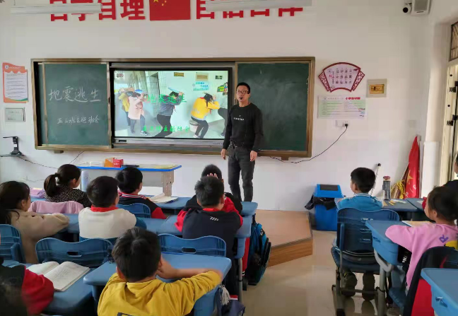 项城市莲溪小学开展校园防震减灾紧急疏散演练活动